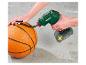 Eine Person pumpt einen Basketball mit einer Parkside Akku-Luftpumpe auf.