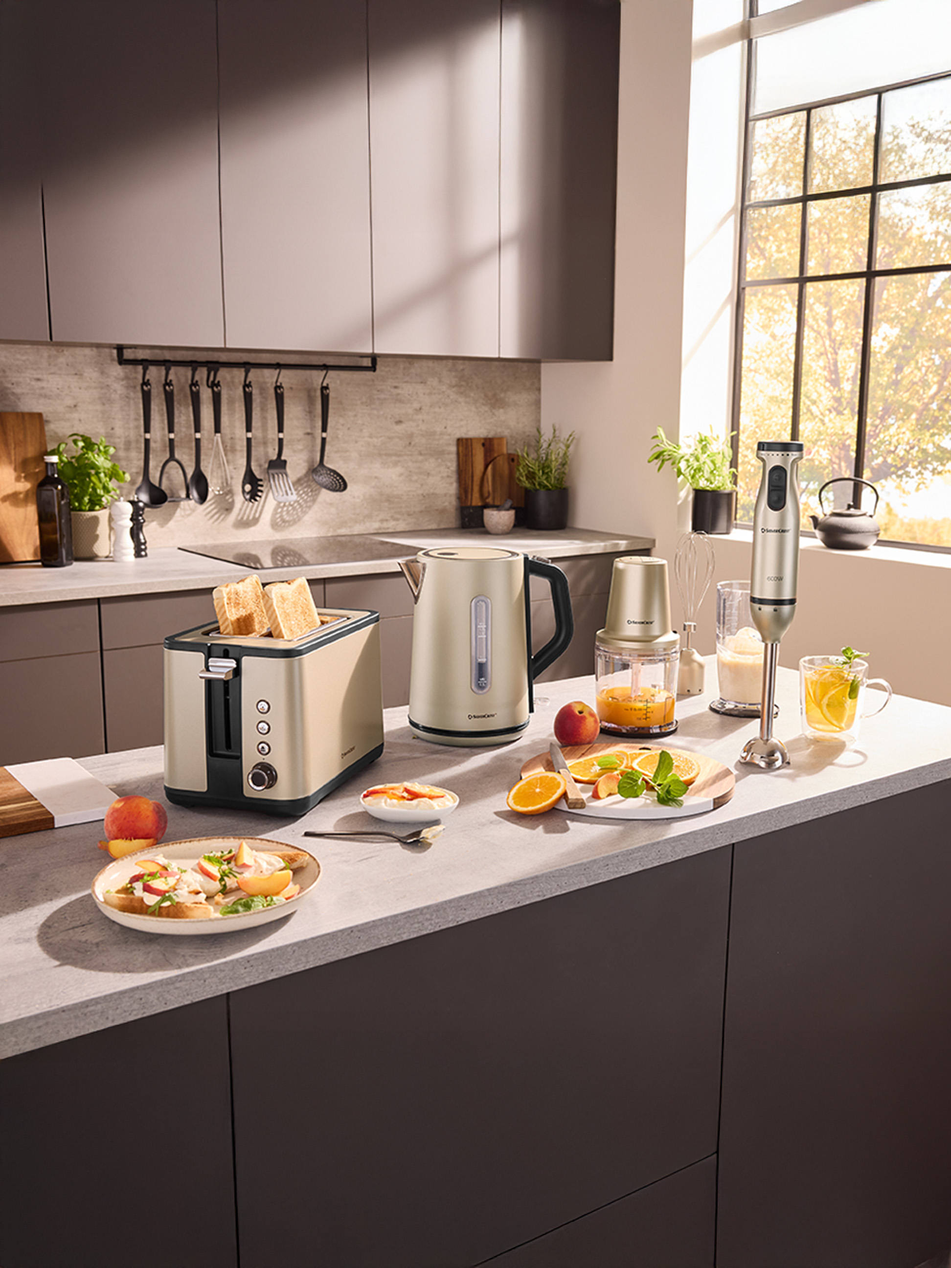 SilverCrest Küchengeräte, darunter Toaster, Wasserkocher und Mixer, auf einer Küchenarbeitsplatte.