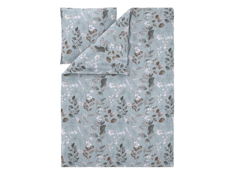 Bettwäsche-Set mit hellblauem Hintergrund, braunen Blättern und weißen Blüten.