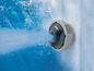 Ein ChemConnect-Gerät, das Chlor in einen Pool abgibt.