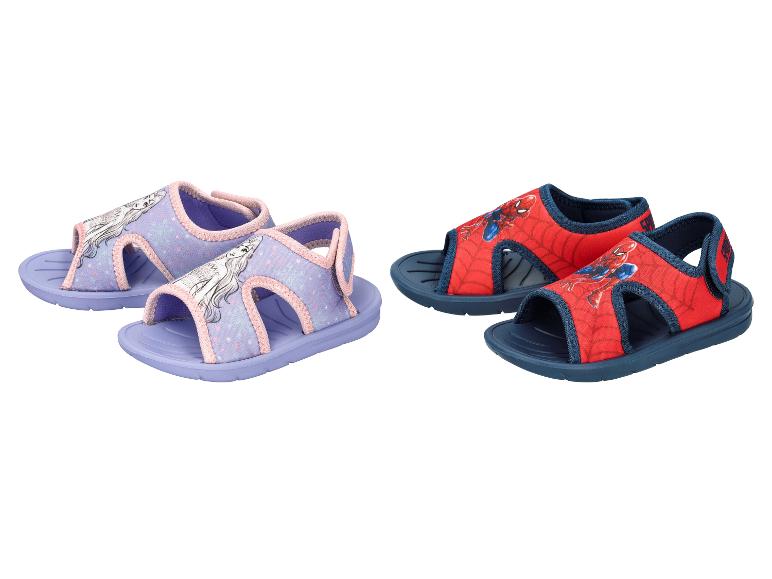 Kindersandalen: lila mit Elsa und rot mit Spider-Man.