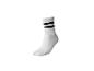 Weißer Sportsocken mit zwei schwarzen Streifen am Bündchen.