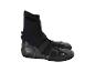 Paar schwarze Neopren-Surfstiefel mit Klettverschlüssen und strukturierten Sohlen.