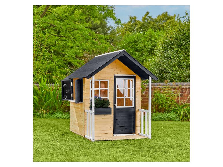 Hölzernes Kinderspielhaus mit schwarzer Tür und Dach, in einem grünen Garten.