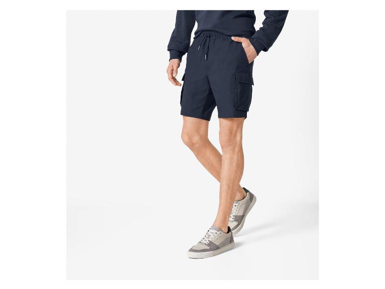 Cargoshorts und Sneaker: lässiger Herren-Look.