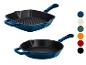 Blaue Gusseisenpfannen, eine Grill- und eine Bratpfanne, mit Farbmustern.
