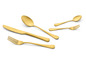 Goldfarbenes Besteckset mit Messer, Gabel und Löffel.