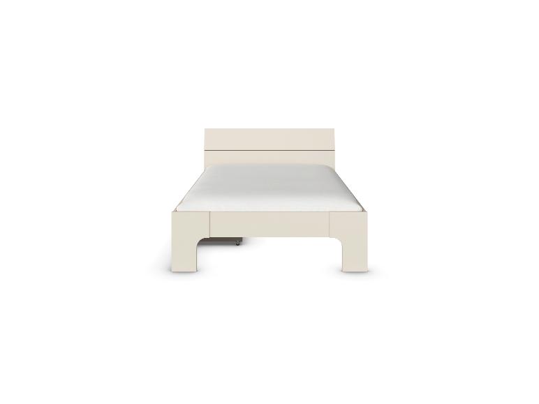 Schlichtes, cremefarbenes Einzelbett mit weißer Matratze auf weißem Hintergrund.
