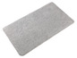 Ein hellgrauer Frottee-Badteppich.