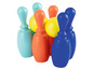 Ein Set aus blauen, orangen und hellblauen Kegeln mit einem gelben Ball zum Bowling spielen.