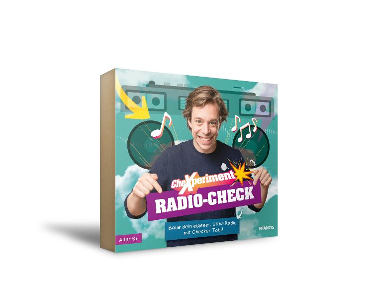 DIY-Radio-Bausatzbox mit einem lächelnden Mann und dem Text „CheXperiment RADIO-CHECK“.