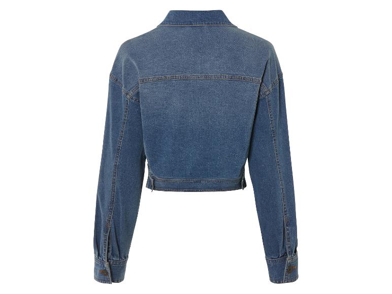 Eine blaue Jeansjacke mit langen Ärmeln.