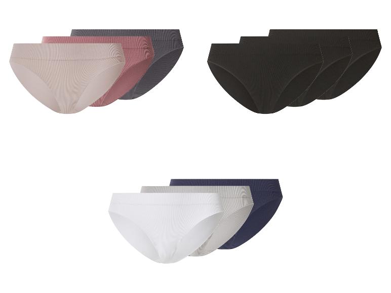 Drei Sets mit drei Damen-Slips in verschiedenen Farben.