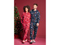 Mann und Frau in Weihnachtspyjamas mit weihnachtlichen Motiven.