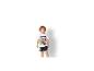 Junge in weißem T-Shirt mit Superhelden-Print und blauen Shorts