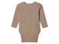 Ein beigefarbener Baby-Strampler mit langen Ärmeln.