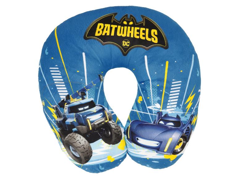Blaues Reisekissen mit Automotiven und dem Schriftzug „BATWHEELS“.