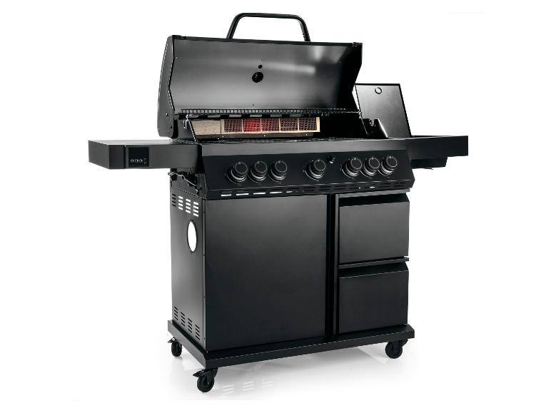 Schwarzer Gasgrill mit offenem Deckel, Seitenbrenner und Staufächern auf Rollen.