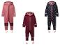 Drei Kinderoveralls: rosa mit Herzen, bordeauxrot und dunkelblau mit Herzen.