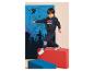 LUPILU® Kind in Spiderman-Sweatshirt und -Hose, springt auf roten und blauen Blöcken.
