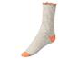 Beige Socken mit orangefarbenem Rand.