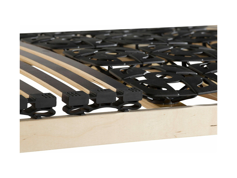 Holzlattenrost mit schwarzem Metallrahmen.