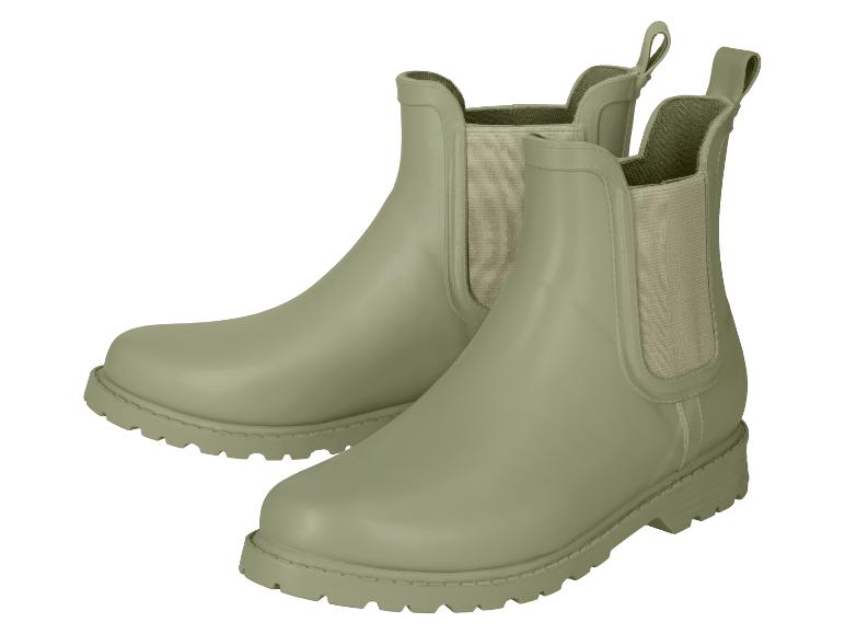 Paar grüne Gummistiefel mit elastischen Seiteneinsätzen und Zuglaschen