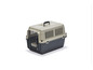 Eine beige und graue Transportbox für Haustiere mit einem Metallgitter.