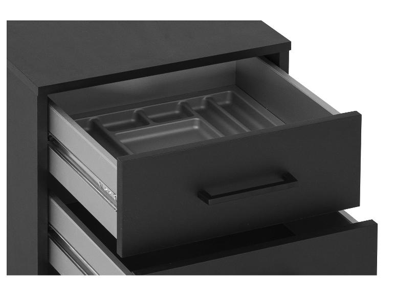 Schwarze Küchenschublade mit Besteckeinsatz