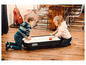 Zwei Kinder spielen Airhockey auf einem Bandit Kiddy Speed Tisch.