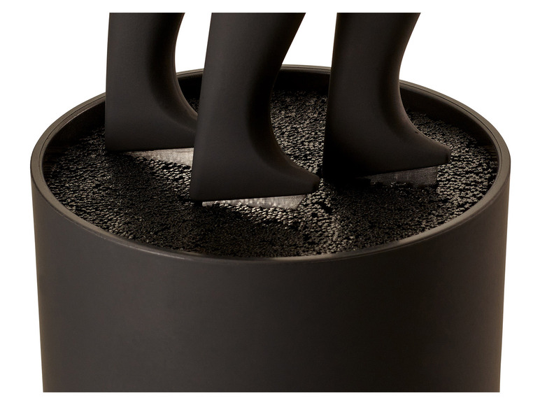 Schwarzer Messerblock mit drei Messern.