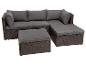 Braunes Rattan-Ecksofa mit dunkelgrauen Kissen und passendem Hocker