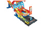 Hot Wheels Spielset mit Looping und Parkgarage.