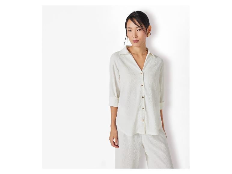 Cremefarbenes Hemd und Hose, minimalistischer Stil.