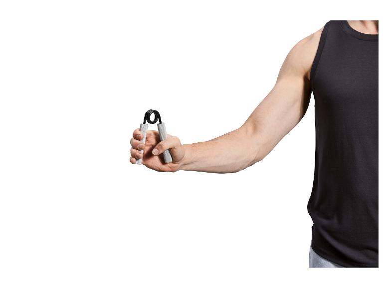 Mann in schwarzem ärmellosem Shirt hält einen Handtrainer.