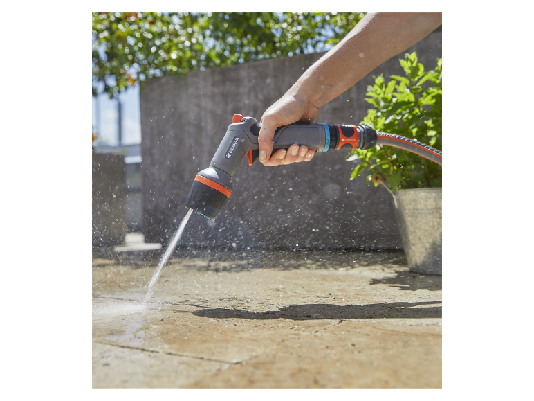 Bewässerung mit Gardena Pistole und Schlauch.