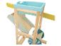 Holz-Sandspielzeug mit Schubkarre, blauer Wanne und gelbem Rechen.