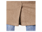 Nahaufnahme eines beigen Wildlederimitat-Rocks mit Rückenschlitz, getragen über blauen Jeans.