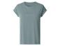 Ein schlichtes Damen-T-Shirt mit hochgekrempelten Ärmeln.