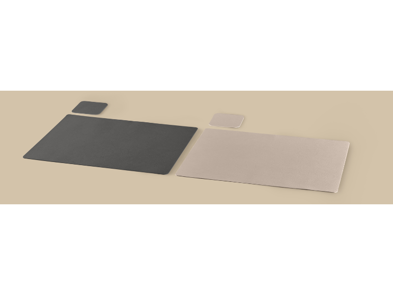 Zwei Tischsets und zwei Untersetzer in Dunkelgrau und Beige.
