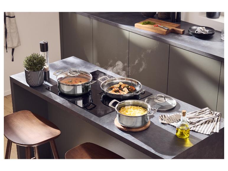 SILVERCREST® Premium-Edelstahltopf auf einer Kücheninsel.