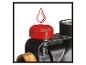 Nahaufnahme eines roten Ventils mit Wassertropfen-Symbol darüber, montiert auf einer schwarzen Pumpe.