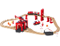 Feuerwehr-Holzeisenbahn-Set mit Brücke, Helikopter, Feuerwehrauto und Feuerwehrleuten.