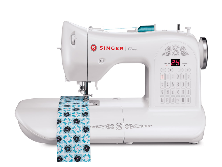 Singer One Nähmaschine: weißes Modell mit digitalem Display und floralen Mustern.