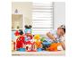 Kind spielt mit farbenfrohem Autowasch-Spielset im Mickey-Design.