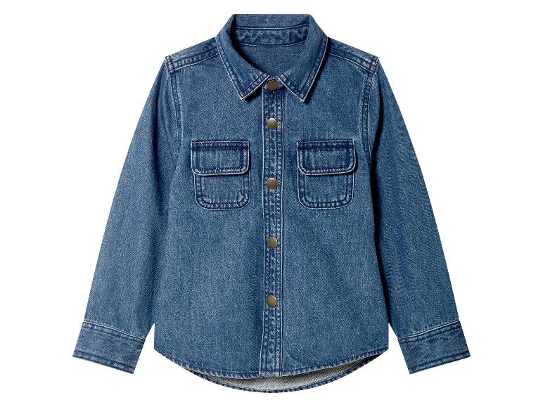 Ein blaues Jeanshemd mit langen Ärmeln für Kinder.