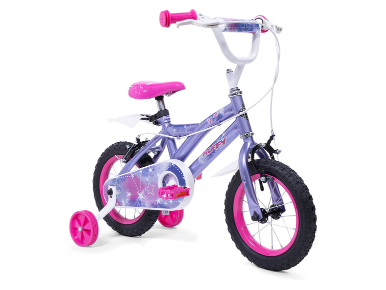 Ein lilafarbenes Huffy Kinderfahrrad mit rosa Rädern und Stützrädern.
