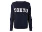 Ein dunkelblauer Pullover mit dem Aufdruck 'Tokyo'.