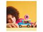 Ein Kind spielt mit einem LEGO Friends Donut-Foodtruck-Set.