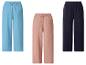 Drei weite Hosen in Hellblau, Pfirsich und Marineblau, mit elastischem Bund.
